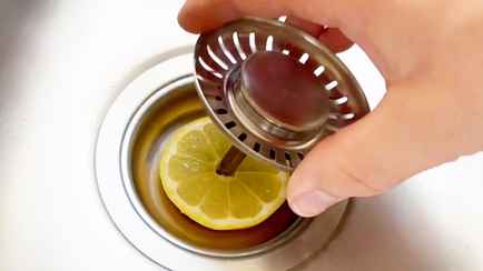 Зачем класть лимон в раковину? В Сети посоветовали делать так раз в 3 дня