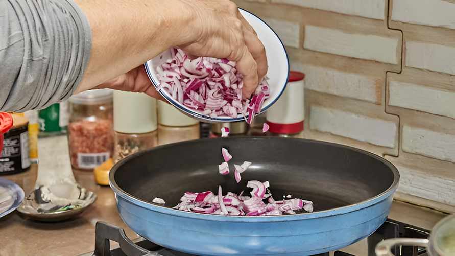 Добавьте щепотку этого, когда жарите лук. Так он станет в 2 раза вкуснее