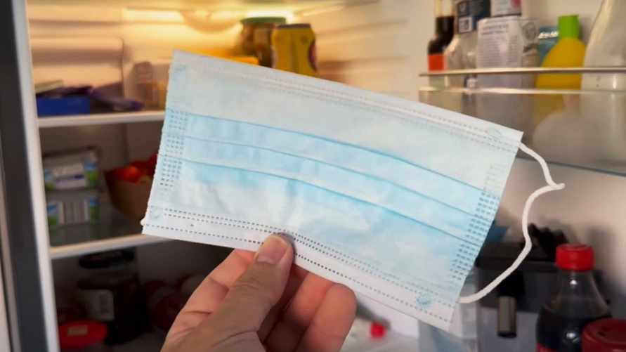 Положите медицинскую маску в холодильник — и забудьте о вони. В чем магия?