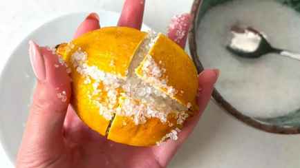 Не кладете лимон с солью у кровати? Зря. Узнали, когда это поможет