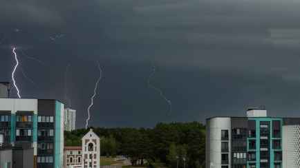 Синоптики объявили оранжевый уровень опасности на 24 сентября из-за гроз и ливней. А град будет?