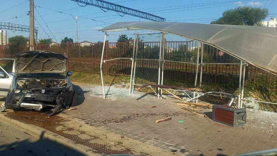В Минске водитель въехал в остановку из-за кошки