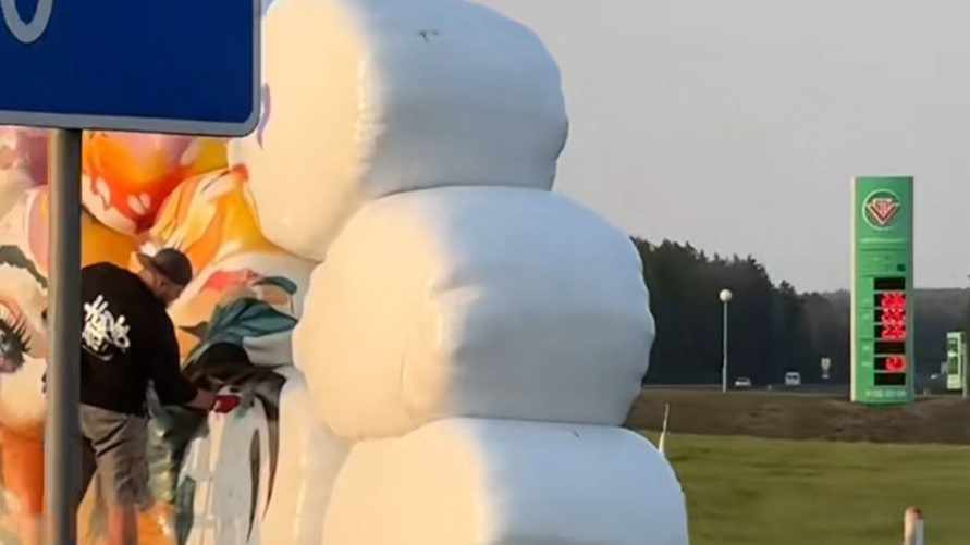 "Это вам не паровозик и чучела" - В поле под Островцом сделали из тюков настоящий арт-объект