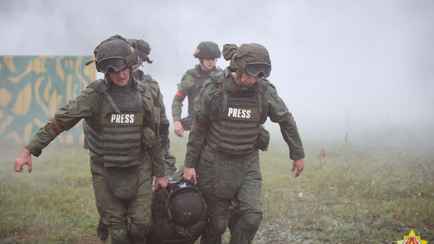 Минобороны выдало журналистам госСМИ военную форму и рассказало, почему ее надо «полностью исключить». Это как?