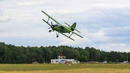 Белорусов попросили не трогать «брикеты», которые разбросают самолёты. Как выглядят?