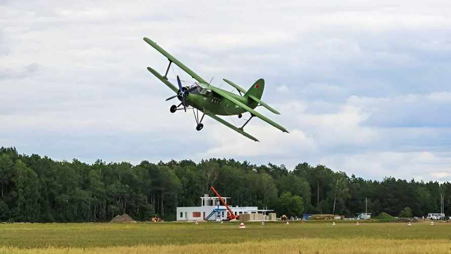 Белорусов попросили не трогать "брикеты", которые разбросают самолёты. Как выглядят?