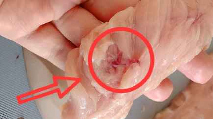 Увидели на курином филе такое пятно? Узнали, можно ли его есть