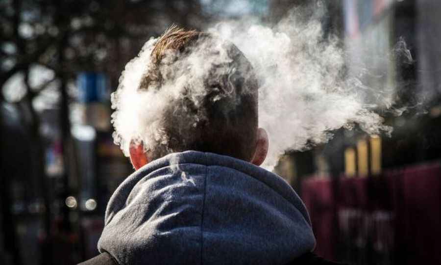 Можно ли белорусам курить электронные сигареты в автобусе? Разъяснили в милиции