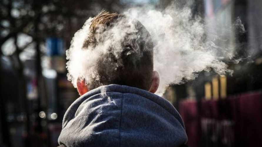 Можно ли белорусам курить электронные сигареты в автобусе? Разъяснили в милиции