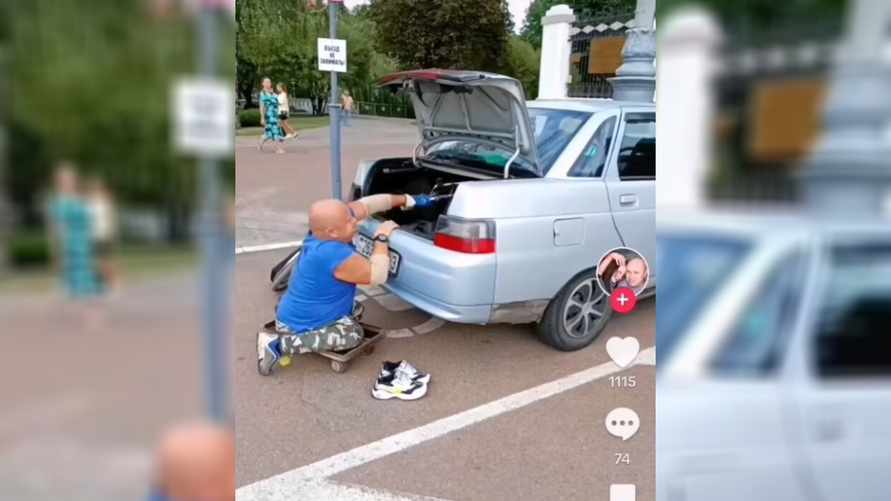 Гомельчанин выложил в Сеть видео, как он сам выбирается из авто и пересаживается в инвалидную коляску