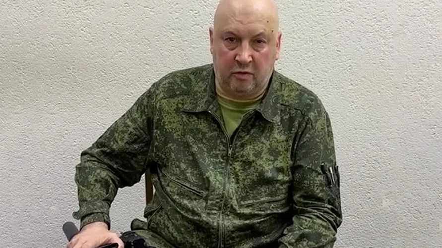 Это фото используется в качестве иллюстрации, здесь Суровикин записывает обращение к ЧВК Вагнера. 24 июня 2023 года