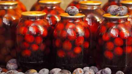 Сделайте это перед тем, как положить сливы в банку. Компот получится еще вкуснее