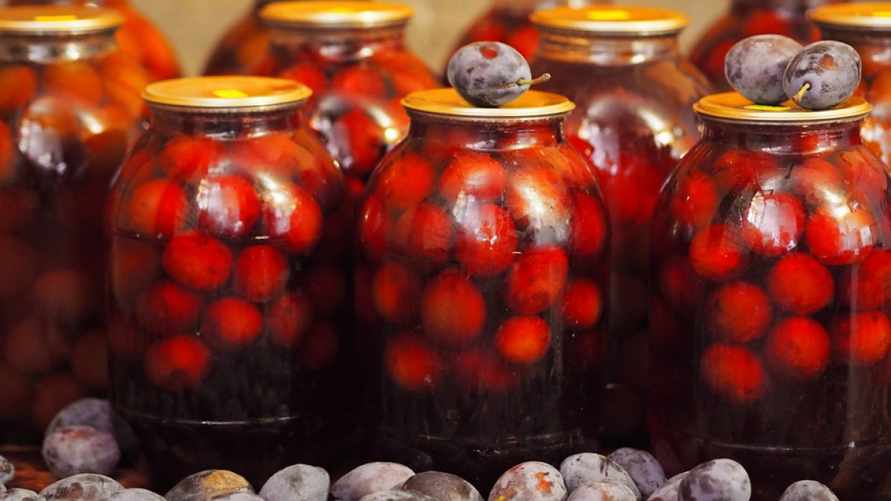 Сделайте это перед тем, как положить сливы в банку. Компот получится еще вкуснее