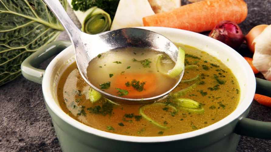 Эту специю советуют добавлять в бульон осенью. Вот что изменит всего одна чайная ложка