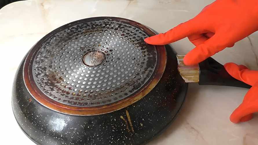 Натрите сковороду этим овощем за 20 копеек и солью. Эффект заметите почти сразу