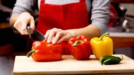 Большинство людей режет перец неправильно? В Сети показали, как проще справиться с семенами