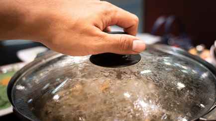 Куда класть горячую крышку от кастрюли? Об этой скрытой функции знают не все