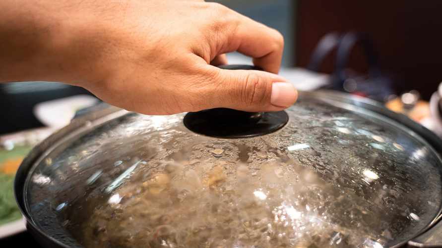 Куда класть горячую крышку от кастрюли? Об этой скрытой функции знают не все