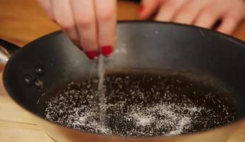 Зачем на сковороде жарить соль? Поможет сэкономить на покупке новой посуды