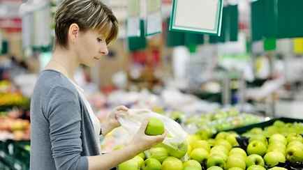В белорусских магазинах яблоки внезапно стали в два раза дороже бананов. Где найти всего за 1,2 рубля?