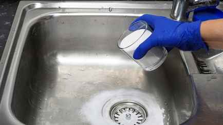 Насыпьте этот домашний продукт в раковину. Через 5 минут она должна сиять как новая