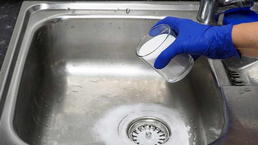 Насыпьте этот домашний продукт в раковину. Через 5 минут она должна сиять как новая