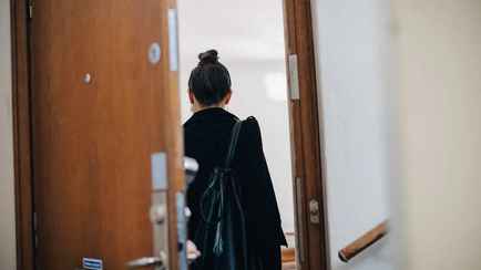 Стали находить странные вещи рядом со своими квартирой и машиной? Эксперты рассказали, что это значит