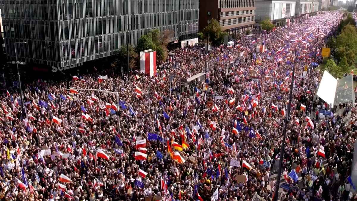 Польская оппозиция собрала "Марш миллиона". Власти заявили, что только "тысяч"