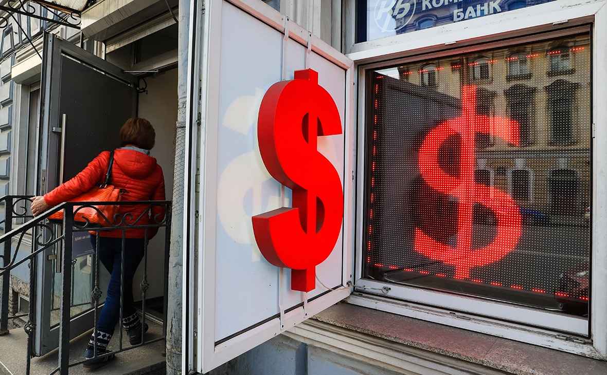 "Соответствует целям правительства" - Экономист рассказал, почему вырос доллар в Беларуси. Что дальше?