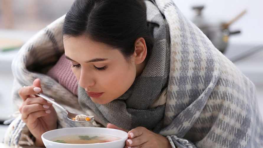 Помогает ли куриный суп при простуде? Узнали у учёных и нашли традиционный "лечебный" рецепт