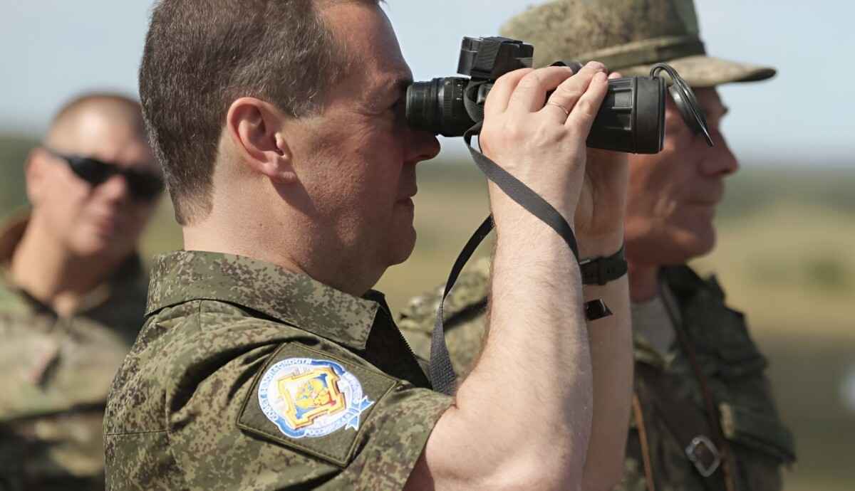 Медведев рассказал, где увидел "клоуна-Франкенштейна" и "сатанизм"