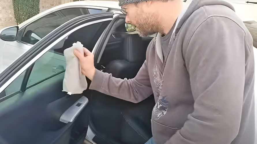 "Используйте это, чтобы стекло не запотевало всю зиму" - Автомеханик с 20-летним опытом поделился секретом