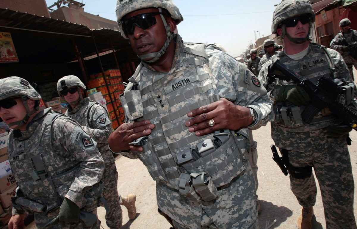 BAGHDAD, IRAQ - MAY 28:  Brig. Gen. Jeffrey Talley (L) and US Army Lt. Gen. Lloyd J. Austin III (C) along with members of their entourage tour the Jamila market of Sadr City May 28, 2008 in Baghdad, Iraq.  A number of high-level officers toured the market, one of Baghdad's largest and most important, in an assessment trip in the aftermath of two months of fighting that left the market nearly abandoned.  Returning business to the the market is a priority for US troops, who see prosperity as a way to prevent local Iraqis from joining resistance movements.  (Photo by Chris Hondros/Getty Images)