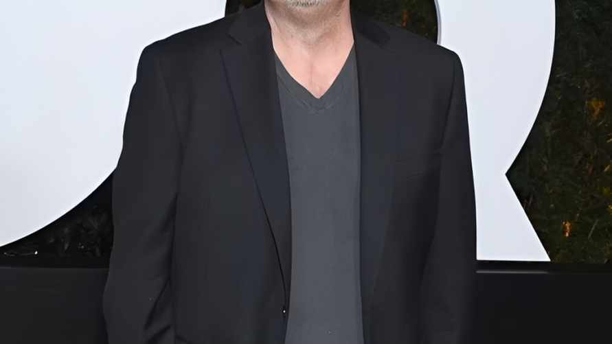 Мэтью Перри умер в одиночестве, мечтая о семье. Знакомые рассказали о его "борьбе с демонами"