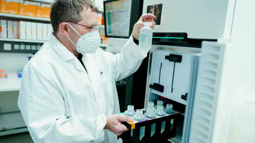 Вакцины от гриппа и Covid-19 увеличивают риск инсультов? Пожилые учёные рассказали, будут ли вакцинироваться