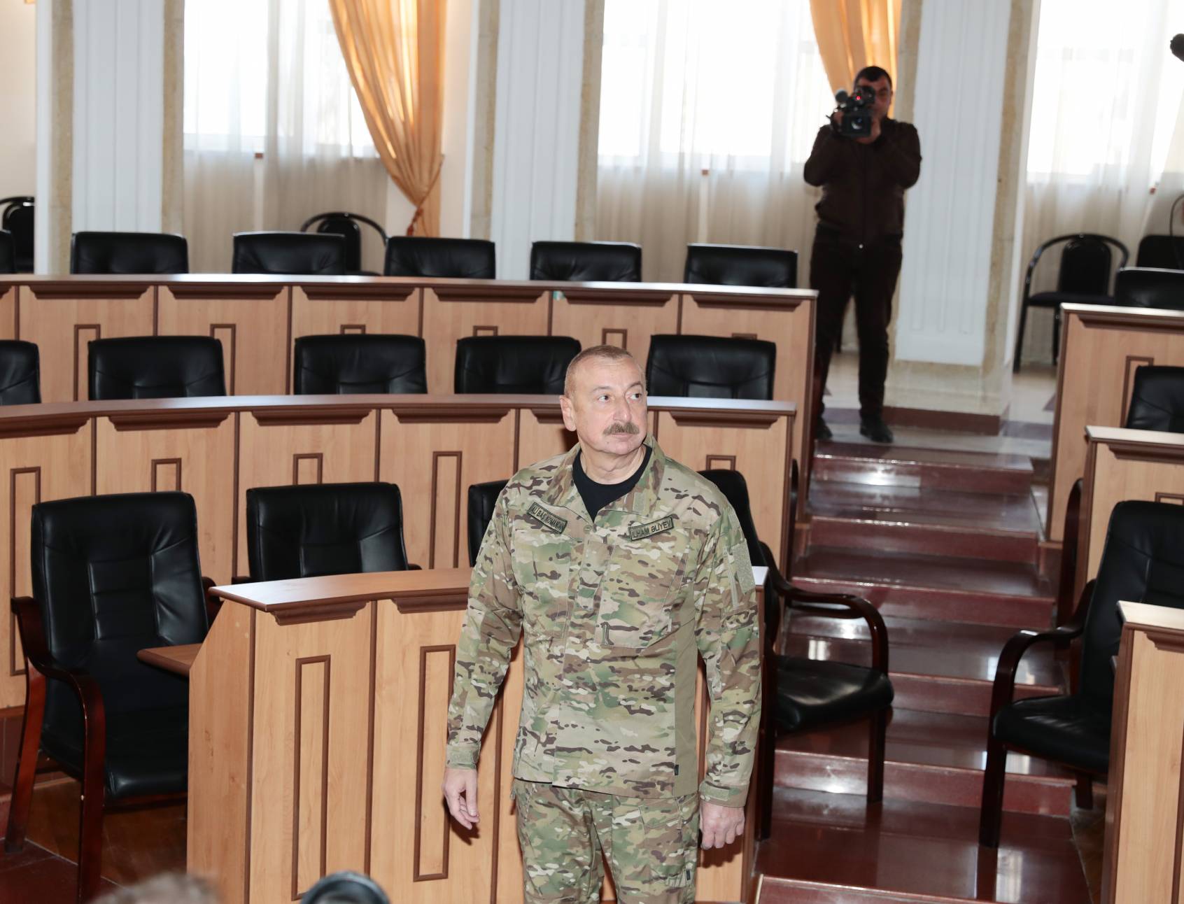 Алиев поднял флаг Азербайджана в Степанакерте и поблагодарил шахидов за его завоевание
