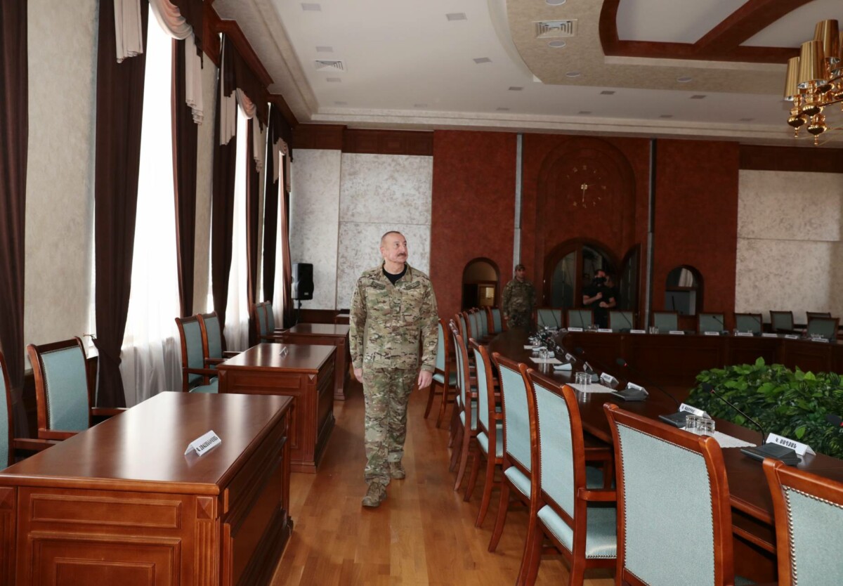 Алиев поднял флаг Азербайджана в Степанакерте и поблагодарил шахидов за его завоевание