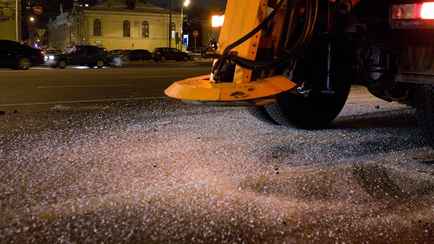 Коммунальные службы начали посыпать улицы в Минске «ингибирующей добавкой». Зачем?