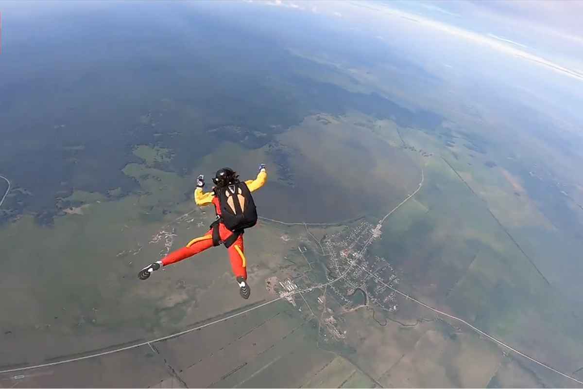 На видео попало, как у девушки не раскрылся парашют. Но все закончилось хорошо. Как?