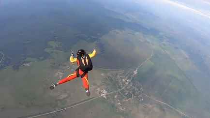 На видео попало, как у девушки не раскрылся парашют. Но все закончилось хорошо. Как?