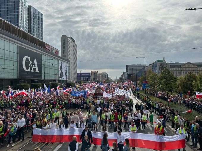 Польская оппозиция собрала "Марш миллиона". Власти заявили, что только "тысяч"