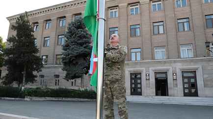 Алиев поднял флаг Азербайджана в Степанакерте и поблагодарил шахидов за его завоевание
