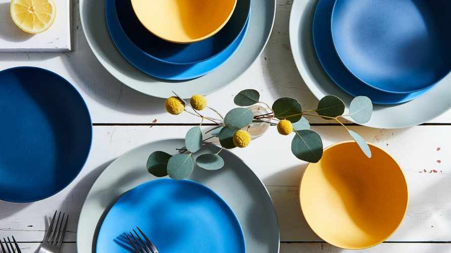 Пользуетесь белыми тарелками? Эксперт расказал, почему стоит купить столовые приборы другого цвета. Какого?