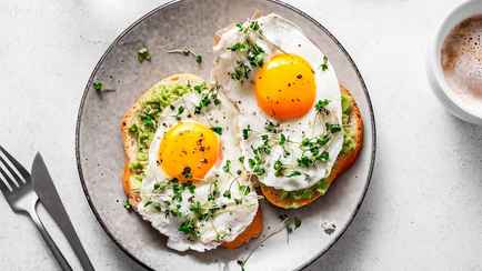 Возьмите зубочистку. Как приготовить идеальную яичницу без жарки на масле?