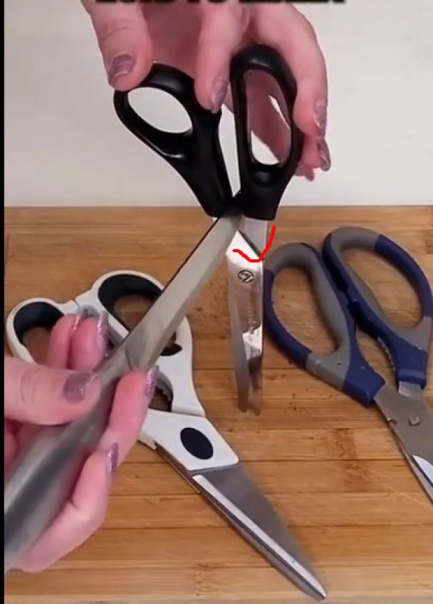 Эта тайная функция ножниц поможет заточить ножи. Как?