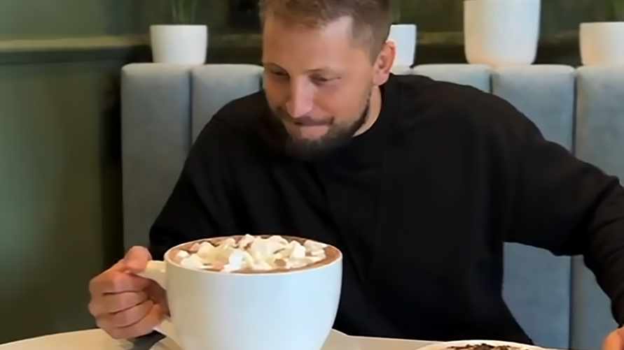 "Теперь обязательно нужно ехать" – В Бресте ответили гигантской кружкой какао на минское 6-литровое капучино