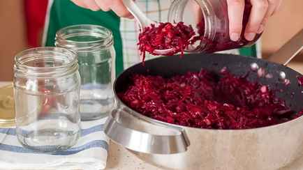 Этот фрукт придаст свекле неповторимый вкус. Добавьте в банку и закатайте на зиму