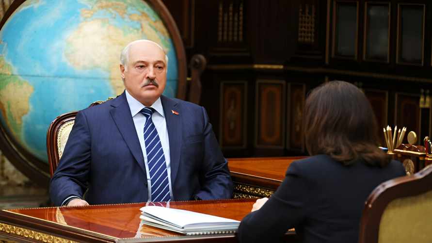 Лукашенко рассказал Кочановой, кто занимается выборами "на любительских началах" и про "особенность" минских