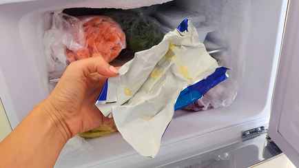 Зачем класть обёртку от масла в морозилку? Этот трюк поможет в самый нужный момент