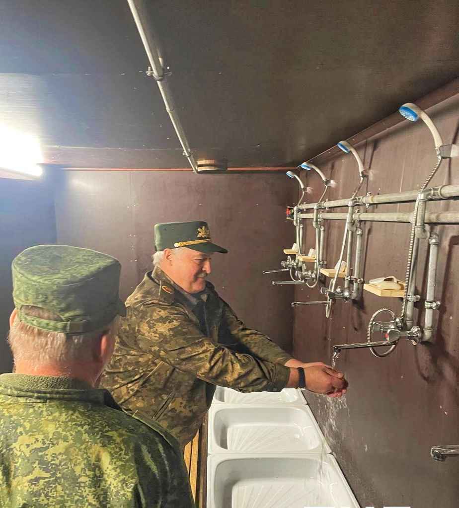 Лукашенко проверил условия пребывания  белорусских военных 